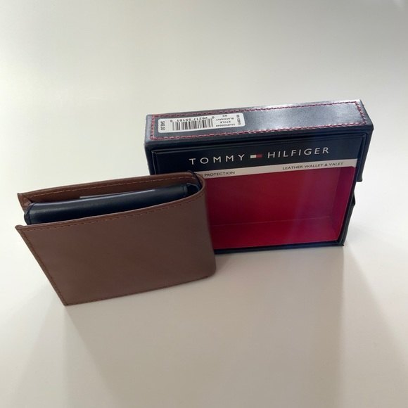 Tommy Hilfiger Premium Leather Wallet & Valet - Picture 3 of 11